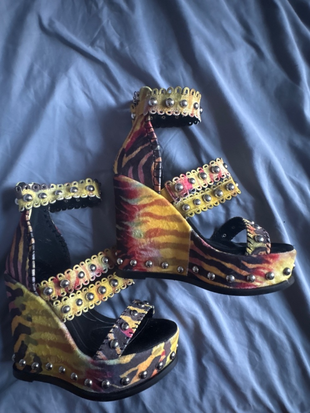 AKIRA AKIRA GOLD ZANIA TIGER MULTI PRINT FRINGE EMBELLISHED WEDGE SANDAL Size 99